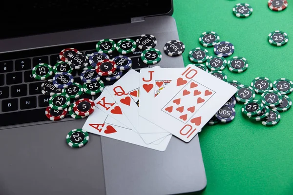 온라인 포커 카지노 주제입니다. 도박 칩, 녹색 배경 위에서 카드 놀이를 하는 아이들 — 스톡 사진