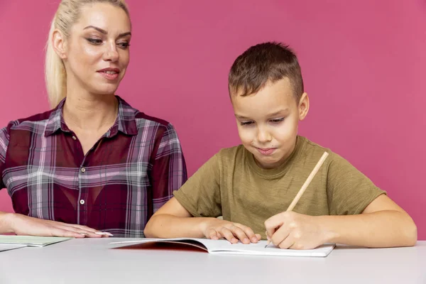 距離の宿題を一緒に。母と子供は家で勉強する. — ストック写真