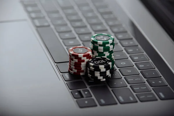 Chip Poker di laptop. Konsep online kasino Stok Foto Bebas Royalti