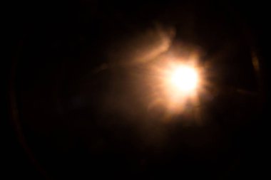 Siyah arkaplan yatay çerçevesinde dijital mercek parlaklığı.