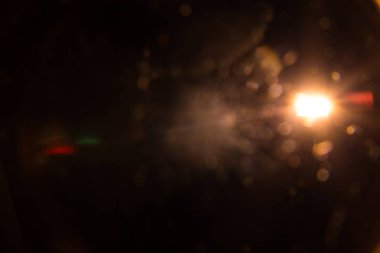 Siyah arkaplan yatay çerçevesinde dijital mercek parlaklığı.