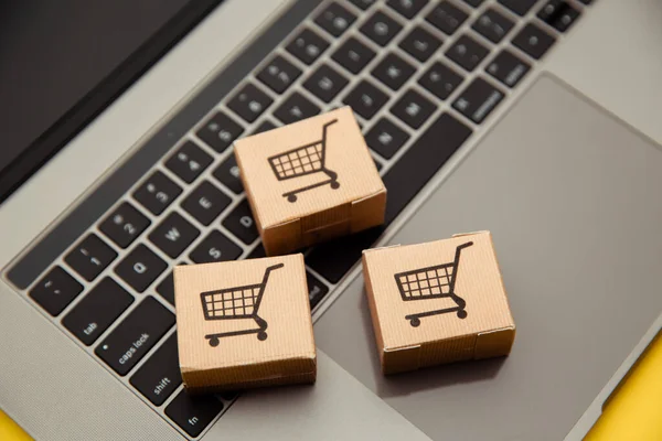 Scatole di carta sulla tastiera. Concetto di shopping online — Foto Stock