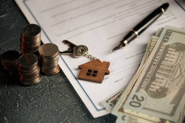 Para ve vergi kağıtlarıyla dolu minyatür bir ev.