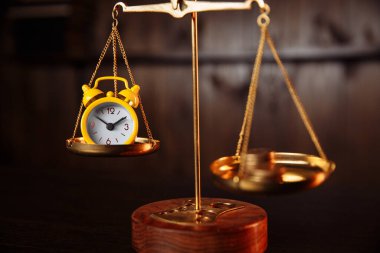 Sarı alarm saati ve bozuk paralar. Zaman Para Kavramı