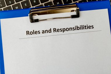 Roller ve sorumluluklar masadaki dizüstü bilgisayarın tabletine belgelenmiştir..