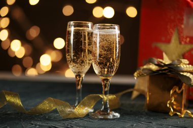 Noel ışıklarına karşı kurdele, mücevher ve şarap