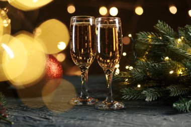 Noel ışıklarına karşı kurdele, mücevher ve şarap