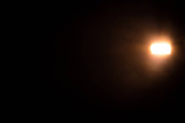 Siyah arkaplanda soyut Doğal Güneş patlaması