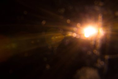 Siyah arkaplanda soyut Doğal Güneş patlaması