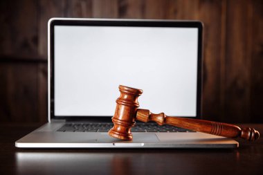Tahta jüri tokmağı bilgisayar klavyesinde. Siber hukuk ve suç İnternet kavramı