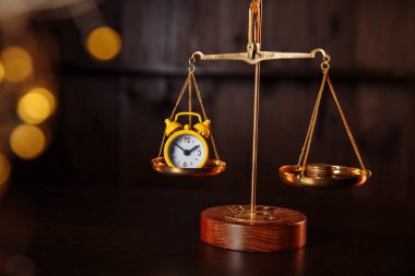 Başarılı iş konsepti. Saat ve para farklı ölçeklerde