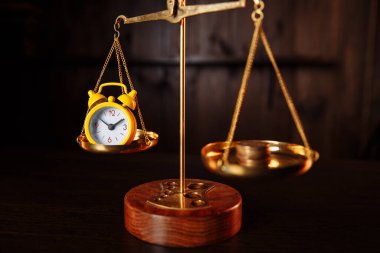 Sarı alarm saati ve bozuk paralar. Zaman Para Kavramı