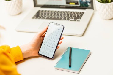 Telefon takvimi. Günlük konseptini planlıyorsun. Cep telefonu kullanan kadın.