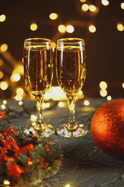 Band, grannlåt och vin mot julbelysning — Stockfoto