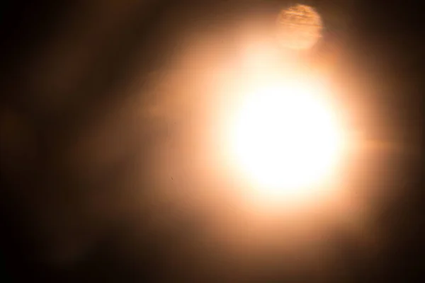 검은 배경 위에 태양 렌즈 번갯불 — 스톡 사진