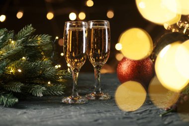 Noel ışıklarına karşı kurdele, mücevher ve şarap