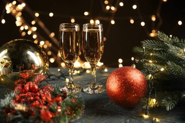 Noel ışıklarına karşı kurdele, mücevher ve şarap