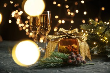 Noel ışıklarına karşı kurdele, mücevher ve şarap