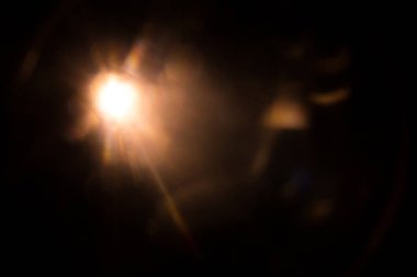 Siyah arkaplan yatay çerçevesinde dijital mercek parlaklığı.