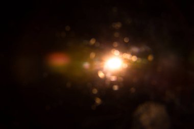 Siyah arkaplanda soyut Doğal Güneş patlaması