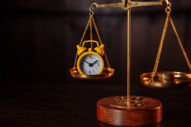 İş konsepti. Dengelenen Zaman ve Para