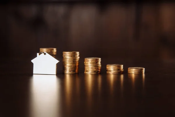 Concepto hipotecario. Mini casa y dinero — Foto de Stock