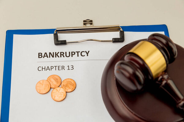 Концепция банкротства. Документ на планшете.