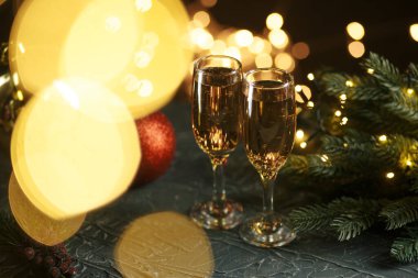 Noel ışıklarına karşı kurdele, mücevher ve şarap