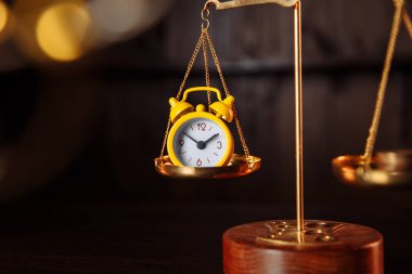 İş konsepti. Saat ve para farklı ölçeklerde