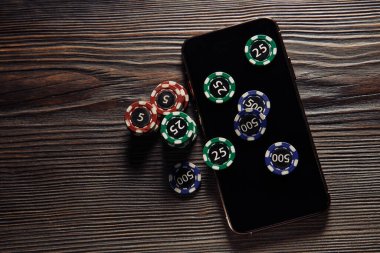 Poker fişleri ve akıllı telefon. Online kumarhane konsepti