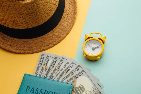 Kapelusz podróżny i paszport z pieniędzmi na kolorowym tle. Koncepcja podróży — Zdjęcie stockowe