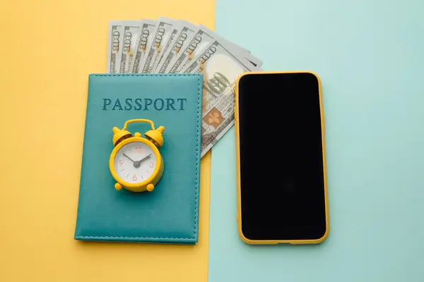 Pianificazione del viaggio con smartphone e passaporto con denaro — Foto Stock