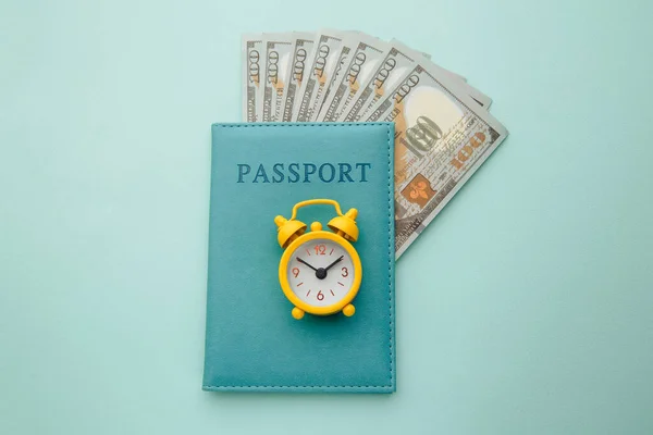 Concepto de viaje. Mínimo plano simple con pasaporte con billetes de dinero sobre fondo azul —  Fotos de Stock