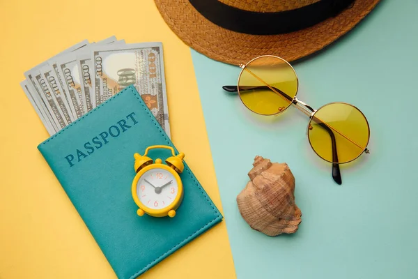 Composición vacaciones de verano. Gafas de sol, sombrero y pasaporte con billetes de banco —  Fotos de Stock