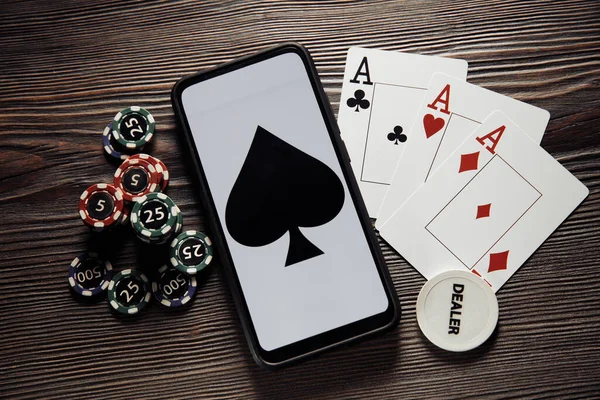 Poker play online. Poker chips and smartphone