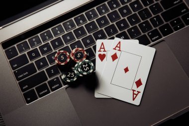 Çevrimiçi poker teması. Kumar çipleri ve klavyede kart oynamak