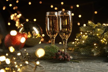 Noel ışıklarına karşı kurdele, mücevher ve şarap