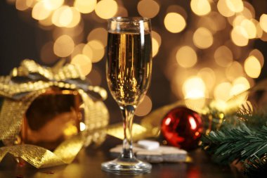 Noel ışıklarına karşı kurdele, mücevher ve şarap