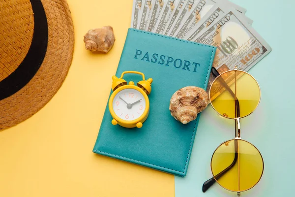 Conceito de viagem. Mínimo simples flat lay com passaporte, óculos de sol, chapéu e concha no fundo azul amarelo. Essenciais turísticos — Fotografia de Stock