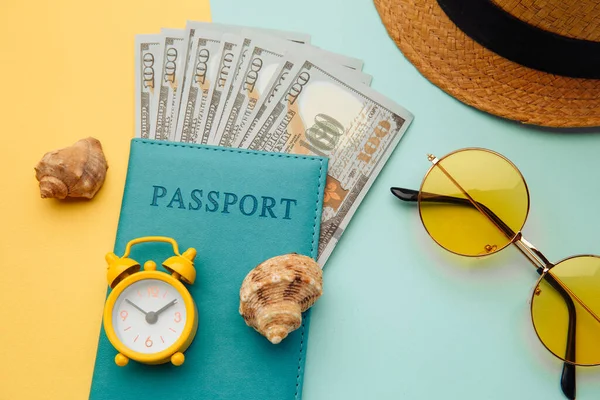 Viagem de férias conceito de viagem de aventura. Mínimo simples flat lay com chapéu, passaporte e concha no fundo azul amarelo. Essenciais turísticos — Fotografia de Stock