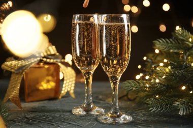Noel ışıklarına karşı kurdele, mücevher ve şarap