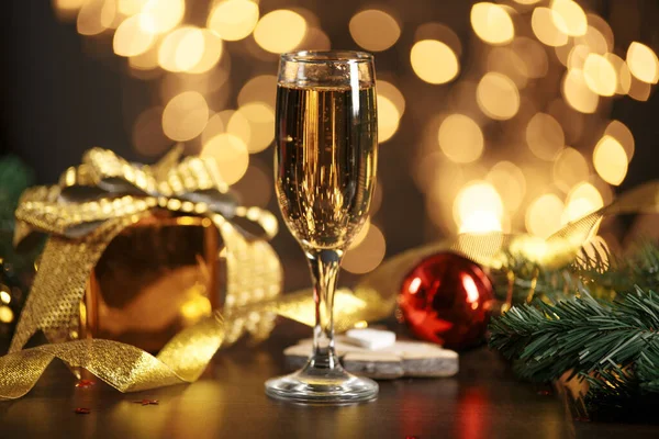 Band, grannlåt och vin mot julbelysning — Stockfoto