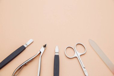 Pembe arka planda bir manikür seti. Yakın plan. Çivi ve güzellik konsepti