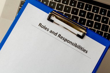 Roller ve sorumluluklar masadaki dizüstü bilgisayarın tabletine belgelenmiştir..