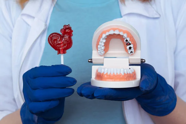 Wizyta u dentysty, instrumenty stomatologiczne i koncepcja higienistki stomatologicznej z modelami zębów i aparaturą stomatologiczną na ciemnoszarym kolorze. Regularne badania kontrolne są niezbędne dla zdrowia jamy ustnej — Zdjęcie stockowe