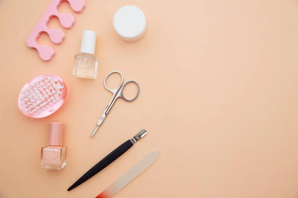 Nagelvårdstillbehör. Professionella stål manikyr verktyg på rosa bakgrund — Stockfoto