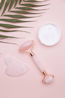 Yüz masajı için Jade Roller. Güzellik konsepti