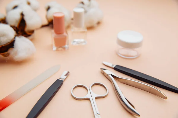 Skönhetskoncept. En uppsättning professionella verktyg för manikyr närbild på rosa bord — Stockfoto