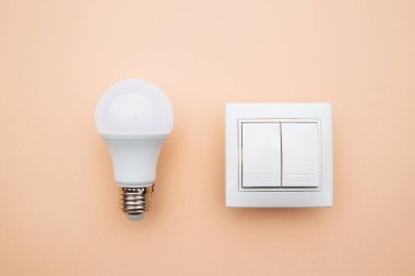 LED ampulü yak ve çalıştır. Enerji ekonomisi kavramı