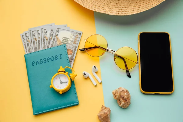 Concepto de turismo. Accesorios de viaje y pasaporte con dinero sobre fondo azul amarillo —  Fotos de Stock